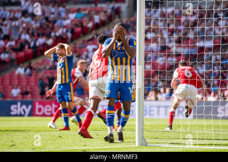 Londra, Inghilterra. 27 maggio 2018. Lenell John-Lewis di Shrewsbury Town guarda sconsolato dopo Richard Legno di Rotherham Regno segna il gol vincente durante il cielo EFL scommettere League 1 Promozione Play-Offs partita finale tra Rotherham United e Shrewsbury Town allo Stadio di Wembley a Londra, Inghilterra il 27 maggio 2018. Credito: THX Immagini/Alamy Live News Foto Stock