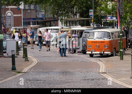 Horsham Town Center hosting vintage VW Maggiolini, Camper e relativi veicoli - Horsham, West Sussex, Regno Unito. Foto Stock