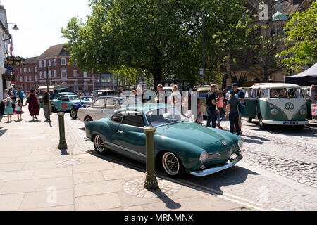 Horsham Town Center hosting vintage VW Maggiolini, Camper e relativi veicoli - Horsham, West Sussex, Regno Unito. Foto Stock