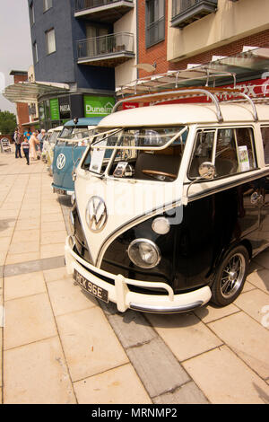 L annuale di marmellata di prugne in Horsham town center dotato di vintage VW Veicoli che attrae visitatori da tutto il Sussex area e oltre. Foto Stock