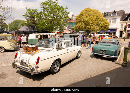 Horsham Town Center hosting vintage VW Maggiolini, Camper e relativi veicoli - Horsham, West Sussex, Regno Unito. Foto Stock