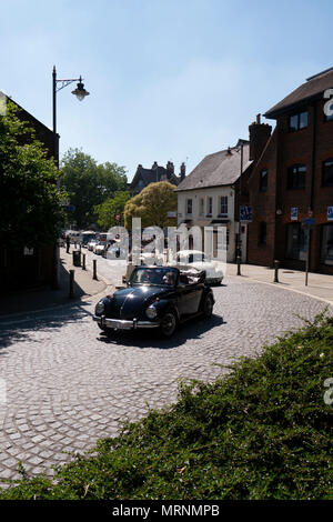 Horsham Town Center hosting vintage VW Maggiolini, Camper e relativi veicoli - Horsham, West Sussex, Regno Unito. Foto Stock