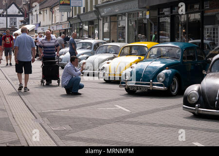 L annuale di marmellata di prugne in Horsham town center dotato di vintage VW Veicoli che attrae visitatori da tutto il Sussex area e oltre. Foto Stock