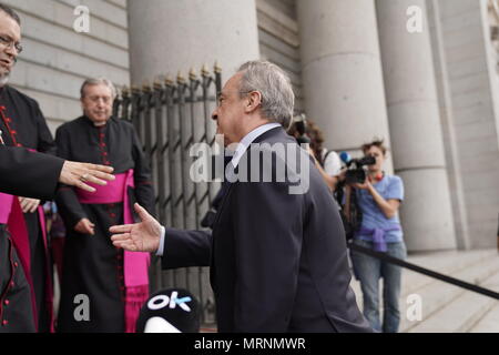 Presidente del Real Madrid Florentino Perez, presso la cattedrale della Almudena a Madrid il 27 maggio 2018 come del real madrid football giocatori arrivano a festeggiare la conquista la loro terza Champions League titolo in una fila di Kiev. Foto Stock