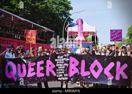 Manifestanti hanno visto tenendo un grande striscione durante la protesta. Gli amanti della techno e anti razzismo gli attivisti hanno marciato in Berlino contro un rally organizzato dal tedesco di estrema destra, partito AFD. Oltre 70.000 persone (secondo gli organizzatori hanno preso le strade di Berlino con una grande festa organizzata da alcuni dei più famosi di Berlino club techno. Numerose dimostrazioni del contatore hanno preso posto lungo la capitale tedesca per protestare contro l'AFD rally che ha avviato presso la principale stazione ferroviaria e finiti al Brandenburger Tor con centinaia di partecipanti. Foto Stock