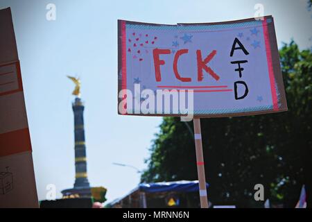 Berlino, Germania. 27 Maggio, 2018. Una targhetta di scrittura su di esso 'FCK AFD' visto durante la protesta.Gli amanti della Techno e anti razzismo gli attivisti hanno marciato in Berlino contro un rally organizzato dal tedesco di estrema destra, partito AFD. Oltre 70.000 persone (secondo gli organizzatori hanno preso le strade di Berlino con una grande festa organizzata da alcuni dei più famosi di Berlino club techno. Numerose dimostrazioni del contatore hanno preso posto lungo la capitale tedesca per protestare contro l'AFD rally che ha avviato presso la principale stazione ferroviaria e finiti al Brandenburger Tor con centinaia di partecipanti. (Credito Immagine: © Foto Stock