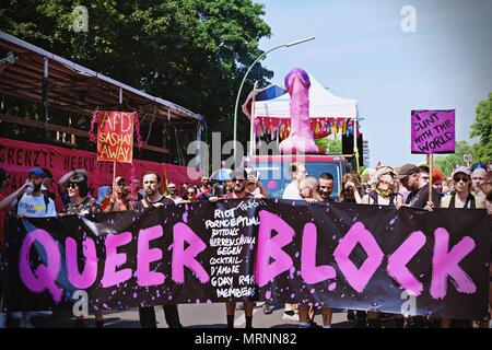 Berlino, Germania. 27 Maggio, 2018. Manifestanti hanno visto tenendo un grande striscione durante la protesta.Gli amanti della Techno e anti razzismo gli attivisti hanno marciato in Berlino contro un rally organizzato dal tedesco di estrema destra, partito AFD. Oltre 70.000 persone (secondo gli organizzatori hanno preso le strade di Berlino con una grande festa organizzata da alcuni dei più famosi di Berlino club techno. Numerose dimostrazioni del contatore hanno preso posto lungo la capitale tedesca per protestare contro l'AFD rally che ha avviato presso la principale stazione ferroviaria e finiti al Brandenburger Tor con centinaia di partecipanti. (Credito immagine: Foto Stock