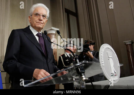 Il Presidente fo Repubblica Italiana Sergio Mattarella Roma 27/05/2018. Il Quirinale. Il Presidente del Consiglio incaricato dal Presidente della Repubblica, vendita al Quirinale per rimettere il mandato. Roma 27 Maggio 2018. Il Quirinale. Il nominato il Premier italiano cede il mandato per formare il nuovo governo italiano. Foto di Samantha Zucchi Insidefoto Foto Stock