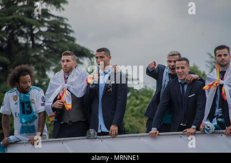 Cibeles, Spagna. 27 maggio 2018. Il Real Madrid i giocatori hanno celebrato la loro xiii Coppa Europea in Champions League con il loro itinerario tradizionale da Santiago Bernarbeu stadium per La Cibeles square dove sono esposti la coppa e celebrato la loro vittoria insieme con migliaia di appassionati. Credito: Lora Grigorova/Alamy Live News Foto Stock