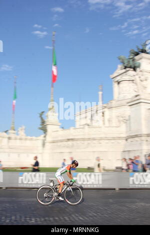 Roma, Italia. 27 maggio 2018. Le scene del Giro d'Italia bicycle race a Piazza Venezia a Roma Italia Credito: Gari Wyn Williams/Alamy Live News Foto Stock