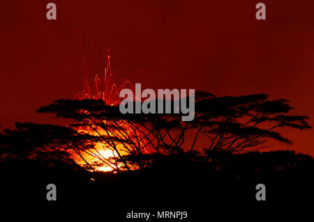 Di lava fusa fuoriesce centinaia di piedi in aria a fessura 17 dall'eruzione del vulcano Kilauea Maggio 19, 2018 in Pahoa, Hawaii. Foto Stock