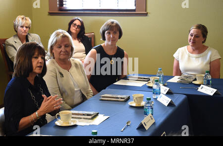 La sig.ra Karen Pence, la seconda signora, illustra le sfide e i trionfi di un coniuge militare con la chiave i coniugi a Schriever Air Force Base in Colorado, Venerdì, 23 giugno 2017. Pence anche incontrato con i membri dell'installazione aiuta le agenzie a imparare come superare Schriever's sfide uniche. La visita era parte del marito, Vice Presidente Mike Pence, primo viaggio alla base. (U.S. Air Force foto/Staff Sgt. Wes Wright) Foto Stock