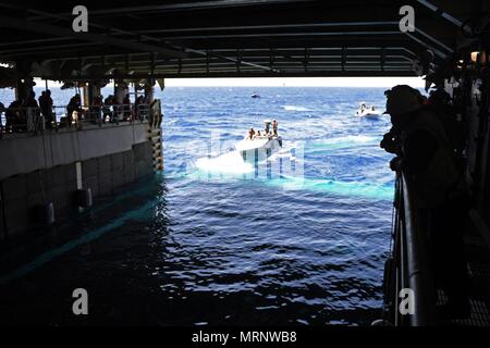 170508-N-ME988-347 U.S. 5TH FLOTTA AREA DI OPERAZIONI (8 maggio 2017) Servizio membri assegnati al Naval Special Warfare Command e il dock anfibio sbarco nave USS Carter Hall (LSD 50) partecipano in un esercizio di interoperabilità in nave ben coperta durante l'esercizio desiderosi Lion 2017. Desiderosi di Lion è un annuale U.S. Comando centrale esercizio in Giordania progettato per rafforzare strutture militari le relazioni tra gli Stati Uniti e la Giordania e altri partner internazionali. Questo anno di iterazione è costituito da circa 7.200 militari da più di 20 nazioni che risponderà agli scenari invol Foto Stock