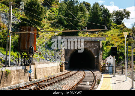 Stazione ferroviaria nel villaggio di El Chorro alla fine del sentiero di Caminito del Rey, Spagna Foto Stock