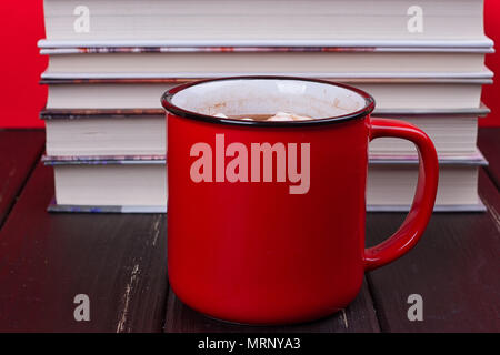 Vecchi libri vintage e un rosso mug Foto Stock