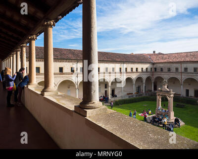 Cortile interno del chiostro della Abbazia di Carceri visto dalla loggia superiore. Foto Stock