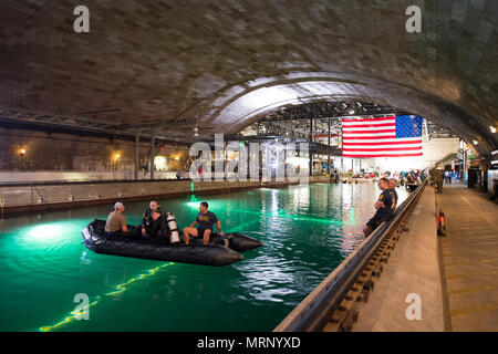 Velisti assegnati a Navy Experimental Diving Unit (NEDU) in stand by per assistere al David Taylor Model Basin durante il XIV International Human-Powered sommergibile gare (ISR) a superficie navale Warfare Center, Carderock Division in West Bethesda, Md., 28 giugno 2017. NEDU e supporto di dive-marittimi qualificati nella regione della capitale nazionale stanno contribuendo a garantire una sicurezza di concorrenza tra gli studenti a Carderock racing uomo-powered sommergibili hanno progettato e costruito per l'evento biennale è sponsorizzato dalla Fondazione per la subacquea di ricerca e istruzione e viene considerato la capstone ev Foto Stock