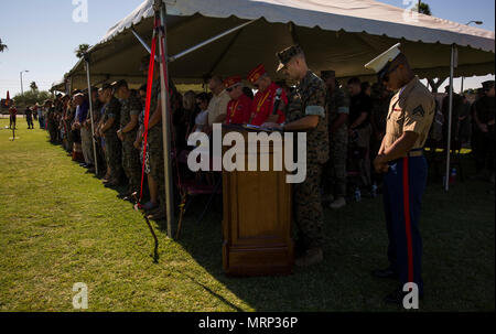 Stati Uniti Navy Cmdr. David Slater, il Marine Corps Air Station Yuma, Ariz., cappellano del comando, dà l invocazione durante l'ICM Yuma Modifica del comando cerimonia di premiazione che si terrà presso il campo di parata Martedì, 27 giugno 2017. Durante la cerimonia, Col. Ricardo Martinez, in uscita il comandante, rinunciato il suo comando al Col. David A. Suggs, che sopraggiungono il comandante. (U.S. Marine Corps foto scattata dal Lance Cpl. Christian Cachola) Foto Stock