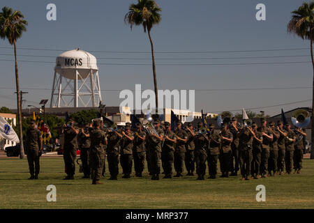 Gli Stati Uniti Marine Corps terzo aeromobile Marina Wing Band esegue durante la Marine Corps Air Station Yuma, Ariz., modifica del comando cerimonia di premiazione che si terrà presso il campo di parata Martedì, 27 giugno 2017. Durante la cerimonia, Col. Ricardo Martinez, in uscita il comandante, rinunciato il suo comando al Col. David A. Suggs, che sopraggiungono il comandante. (U.S. Marine Corps foto scattata dal Lance Cpl. Christian Cachola) Foto Stock