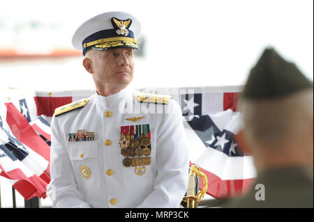 Adm posteriore. David Throop, commander, Coast Guard tredicesimo distretto, ascolta la Cmdr. Michael Schoonover, uscente comandante della forza marittima Unità di Protezione Bangor, parlare durante un cambiamento di comando cerimonia di premiazione che si terrà a Muriel Iverson Williams Waterfront Park in Poulsbo, nello Stato di Washington, 28 giugno 2017. Il MFPU è stata la prima unità Throop, che ha presieduto la cerimonia, ha visitato dopo che egli ha assunto il comando del XIII distretto in maggio. Stati Uniti Coast Guard foto di Sottufficiali di terza classe Amanda Norcross. Foto Stock