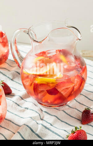 In casa Berry Rose Sangria con Lmeon pronta da bere Foto Stock