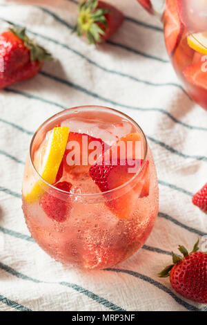 In casa Berry Rose Sangria con Lmeon pronta da bere Foto Stock