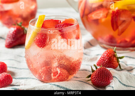 In casa Berry Rose Sangria con Lmeon pronta da bere Foto Stock