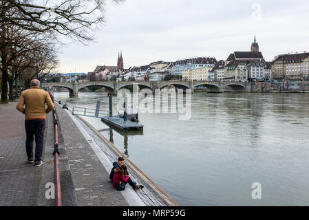 La gente sul lungofiume di Basilea Basilea opposte di Altstadt (città vecchia) sul sentiero lungo il fiume Reno. Foto Stock