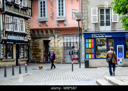 Domenica stollers su un informale a piedi attraverso il cuore storico di Quimper, Brittany, Francia. Foto Stock