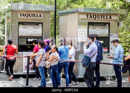 Città del Messico, Polanco, ispanico, immigrati immigrati, messicano, Bosque de Chapultepec parco forestale parque, biglietteria, linea, coda, uomo uomini maschio, donna femmina w Foto Stock