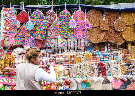 Città del Messico, Polanco, ispanico etnia Bosque de Chapultepec parco forestale parque, venditori venditori vendere, bancarelle stand chiosco mercato, caramelle, dolci, Foto Stock