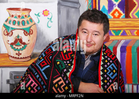 Uomo di mezza età in un abito classico con uomo di mezza età su uno sfondo della stufa Foto Stock