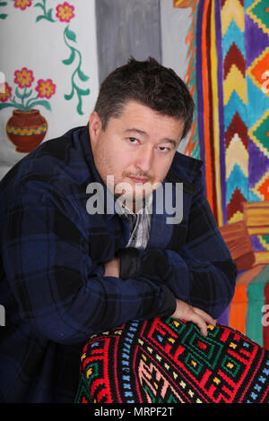 Uomo di mezza età in un abito classico con uomo di mezza età su uno sfondo della stufa Foto Stock