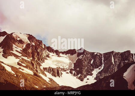 Bellissimo paesaggio naturale nelle montagne della Siberia, Russia. Il sole illumina la roccia con la neve Foto Stock
