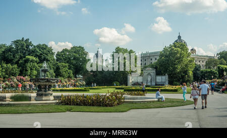 Il Volksgarten parco pubblico di Vienna, parte del palazzo Hofsburg complesso. Foto Stock