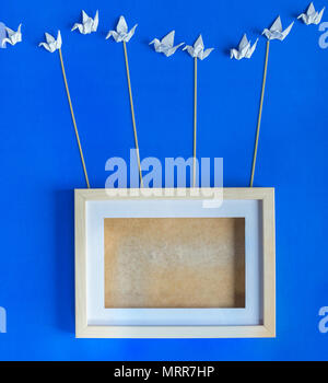 Blank picture frame per picturu o foto con gruppo di bird armonia telaio pensile con fune Foto Stock