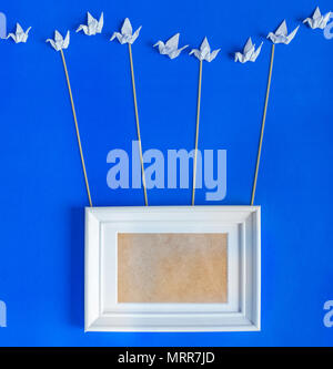 Blank picture frame per picturu o foto con gruppo di bird armonia telaio pensile con fune Foto Stock