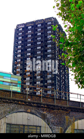 Vista sulla strada della bruciata Grenfell torre dopo l'incendio del 14 giugno 2017 Foto Stock