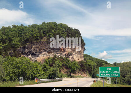 Okinawa veterani bridge, Cliff, boschi e soffici nuvole in Pulaski County, Missouri Foto Stock