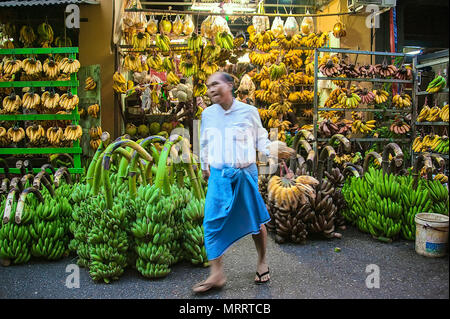 China Town, Yangon - Jan 21, 2017: solo le banane. Un negozio che vende solo le banane. Molti tipi di banane sono ben impostato e visualizzato. Un cliente è appena a sinistra Foto Stock