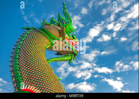 "NAGA' mitologico serpente gigante statua. Colorati e intricati dettagli del serpente-come la statua è comunemente visto nei templi del nord della Thailandia. Foto Stock