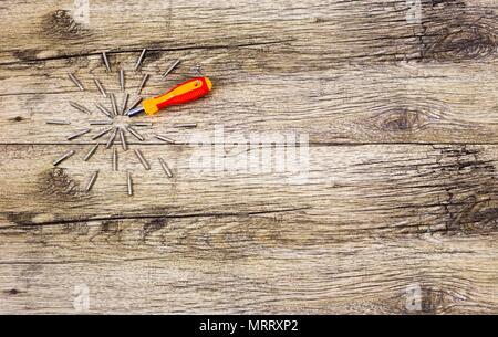 Cacciavite con molti allegati sulla cornice in legno Foto Stock