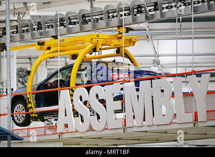 Linea di produzione auto con vetture infinite in fila presso lo stabilimento Maserati. Foto Stock