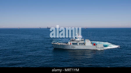 170627-N-TJ319-267 OCEANO ATLANTICO (27 giugno 2017) Il Royal Canadian Navy Kingston-class costiera marittima nave difesa HMCS Glace Bay (MM 701) transita il oceano Atlantico durante un esercizio di foto con la portaerei USS Dwight D. Eisenhower CVN (69) (IKE). Ike è in corso conducendo un gruppo bilaterale vela come parte del Canada 150 celebrazione dell anniversario. (U.S. Foto di Marina di Massa Specialista comunicazione marinaio Jessica L. Dowell) Foto Stock