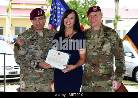 La sig.ra Kelly McGinnis di Arnold (centro), Moglie del Ten. Col. Michael P. Wagner (a destra), il comandante uscente 1° Battaglione 503rd Reggimento di Fanteria, 173rd Brigata Aerea, riceve da Col. Gregorio K. Anderson (sinistra), comandante del 173rd Brigata Aerea, condottieri Award per il servizio pubblico, durante la modifica del comando cerimonia alla Caserma C. Ederle a Vicenza, Italia Giugno 29, 2017. Il 173rd Brigata Aerea, con sede in Vicenza, Italia, è l'esercito di contingenza Forza di risposta in Europa ed è in grado di proiettare le forze per condurre la piena gamma delle operazioni militari in tutto il Regno Stat Foto Stock