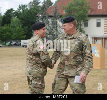 Kaiserslautern, Germania - Il Mag. Gen Duane A. Gamble, XXI TSC outgoing comandante generale accoglie favorevolmente il Mag. Gen. Steven Shapiro A. come il nuovo comandante generale per il XXI TSC, Giugno 30, in una modifica del comando cerimonia tenutasi il Daenner Kaserne. Foto Stock