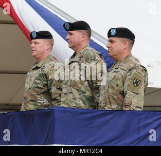 KAISERSLAUTERN, Germania - Il Mag. Gen Duane A. Gamble, XXI TSC comanda in uscita generale (sinistra) si pone al fianco di Lt. Generale Ben Hodges (centro), Esercito degli Stati Uniti Europa comandante generale e il Mag. Gen. Steven Shapiro A. (a destra), in entrata XXI TSC comandante generale come si guarda come il militare di Kaiserslautern Comunità paga onori durante un durante la modifica del comando cerimonia, 30 giugno svoltasi il Daenner Kaserne. Foto Stock