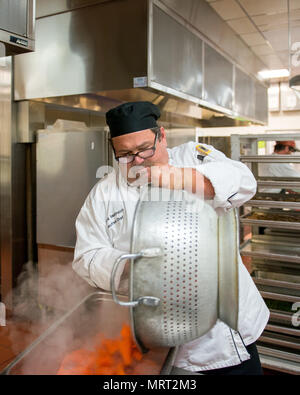 Maynard Oestreich, executive chef per la Aramark prepara i pasti prima di aviatori Scuola di Leadership a graduazione Travis Air Force Base, California, 28 giugno 2017. Oestreich un ex U.S. Il veterano della marina e di un premiato chef dalla Napa Valley, California, ha preso il capo chef posizione in modo che egli potesse mentor Giovani Aviatori. (U.S. Air Force foto di Luigi Briscese) Foto Stock