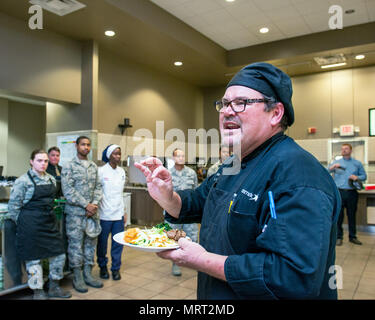 Maynard Oestreich, executive chef per la Aramark spiega il suo piatto durante la casella BIBIM degustazione con cibo Coreano al Sierra Inn Dining Facility, Travis Air Force Base, California, 29 giugno 2017. Oestreich un ex U.S. Il veterano della marina e di un premiato chef dalla Napa Valley, California, ha preso il capo chef posizione in modo che egli potesse mentor Giovani Aviatori. (U.S. Air Force foto di Luigi Briscese) Foto Stock