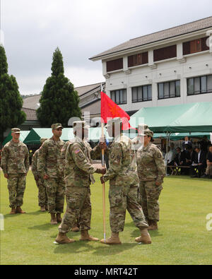 Il cap. Anton McDuffie di Tampa, Florida (sinistra), comandante in arrivo, XIV la difesa missilistica batteria, riceve il XIV MDB guidon da Briga. Gen. Sean A. Gainey, commander, 94th esercito aria e la difesa missilistica comando durante una variazione combinata di comando e responsabilità cerimonia di premiazione che si terrà lunedì, 26 giugno 2017, l'Hotel Centrale a Omiya, Kyotango, Giappone. Questa cerimonia significava il completo trasferimento di responsabilità, l'autorità e la responsabilità di un unico comando team a un altro. McDuffie ha assunto il comando delle unità da magg. Sara Cardenas di Chicago, Ill. Foto Stock